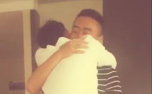 【抖音】小哥哥整个人挂在男朋友身上 不肯下来