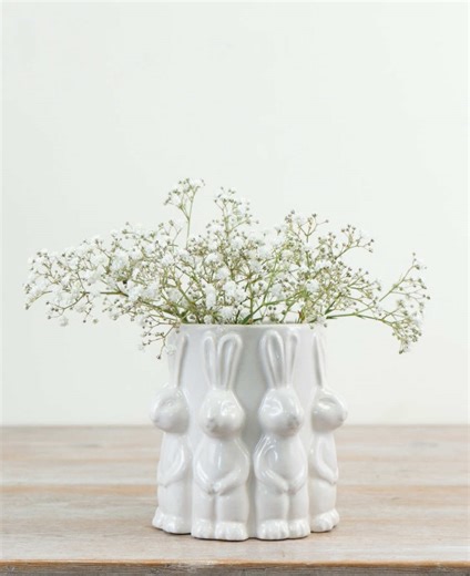 🐰🤍 WHITE BUNNY VASE – 13.7CM 🤍🐰 Sweet, whimsical spring styling ✨🌸 Add an extra dose of Easter charm to your home with this adorable White Bunny Vase 🐇🌿 Surrounded by cute bunny details and finished in classic white ceramic, this piece is perfect for creating eye-catching spring displays. Style it with faux blooms, dried stems, decorative eggs, or twigs to create a beautiful Easter table centrepiece or seasonal shelf accent 🥚🌷 ▫️ White ceramic vase with charming bunny details ▫️ Ideal f