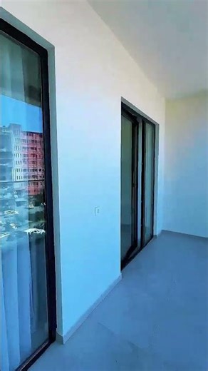 Центр города. Первая линия. Вид на море.\nЕсть квартиры с ремонтом и в\nкаркасе. Предложение ограничен