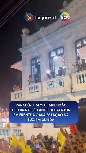 É dia de Alceu Valença! Uma multidão se reuniu em frente à Casa Estação da Luz, em Olinda, para celebrar os 80 anos do cantor. Créditos: Fagner Clemente/JC *ab *digital *digital #digital