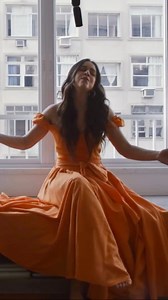 🎶 "Meu samba é de arerê, quem samba não quer parar…" Resgatei um trecho do Samba Imenso, no YouTube — um programa lindo feito em homenagem a @bethcarvalhooficial — para celebrá-la no dia do seu nascimento. Ao lado da maravilhosa @samaralibano, deixo aqui minha reverência: em forma de canto, de alegria e de profunda gratidão. Beth é nossa eterna madrinha do samba — mulher de coragem, desbravadora e militante do samba (se liga!), de voz que virou raiz e monumento da música brasileira. Seu legado 