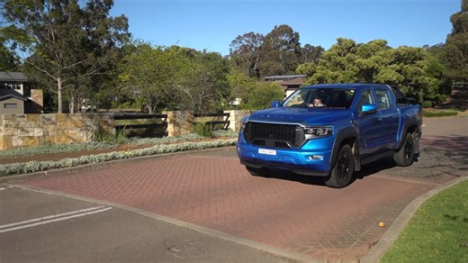 All-new Foton Tunland V9-L 4x4 in Blue Driving Video