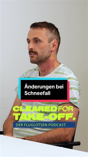 Warum läuft im Winter vieles langsamer? Bei starkem Schneefall und schlechter Sicht brauchen Flugzeuge im Anflug mehr Abstand. Nach der Landung wird stärker gebremst, Fehlanflüge werden wahrscheinlicher und Durchstarts kommen öfter vor. Deshalb gilt: mehr Vorsicht, mehr Planung und insgesamt ein ruhigeres Tempo im Betrieb. ✈️❄️✨ #fluglotse #aviation #dfs #atc #managethesky
