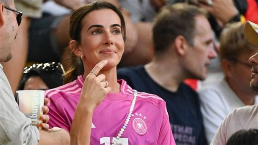 Zurück auf der Tribüne: Lisa Müller bejubelt EM-Sieg gegen Dänemark
