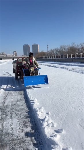 This homemade snow plow proves that creativity beats cost. #SmartDIY #SnowSolution #fblifestyle | Lara Amélia