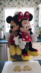 Here’s the decorating video for the Mickey/Minnie small kit! If you are interested, please order FAST as I have already sold out of my first batch of kits! Thanks! ❤️ THIS IS CUTE!! ❤️ | Goodies - Sweets & Treats