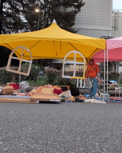 𝐌𝐈𝐍𝐎𝐑𝐈𝐌𝐔𝐑𝐀𝐓𝐀 on Instagram: "11月8日（土）〜10日（月）にて開催される「EASTEAST_TOKYO 2025」におかしなおうち、出現しちゃうよ〜🏡🎶 本会場の科学技術館内、北の丸第一駐車場に構える tea common(s)のブースに３日間だけ立ち上がる「おかしなおうち」には昨年から取り組んでいるプロジェクト「おかしなおかね」の記録映像とともに、実家感満載のセーファースペースを用意しました💡 テントの下に即席ダンボールDIYで出来たおかしなおうち。都市開発に取り残されちゃった！ コタツでぬくぬくして、ボードゲームだらだらと話したり、くつろいだり〜ぺらぺらしていってね！ SNS上での情報拡散や作品の販売・購入、名刺交換が目まぐるしく行われる会場内。「おかしなおうち」は、自分だけの時間と価値を見つけるパラレルワールドにみん