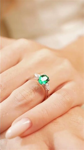 Emerald is the definition of timeless luxury 💚