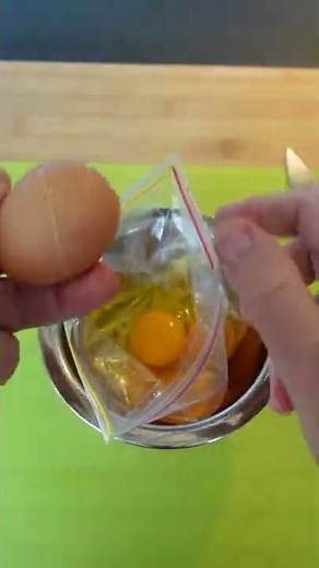 Best Scrambled Eggs in a Bag. No Washing Up. #shorts