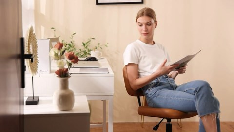 Armless Small Desk Chair - Home Office Chair with Wheels, PU Leather Low Back Task Chair with Lumbar Support, Adjustable Height 360° Rolling Swivel Computer Chair Without Arm for Small Space, White