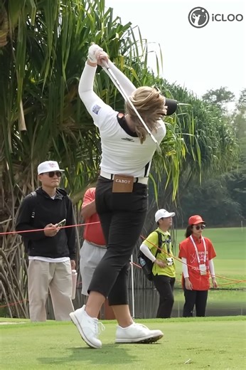 Brooke Henderson's Iron Shot! #womensgolf #golfgirl #golfgirls #pumagolf #golfswing | 안소영프로