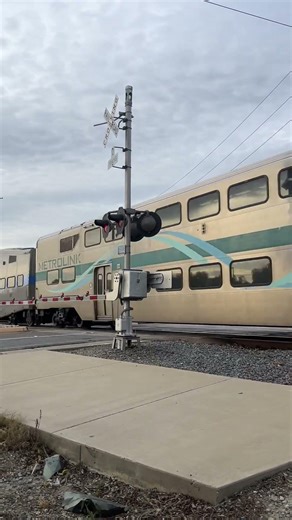 Metrolink Train Crossing Kellogg Drive in Anaheim, CA #shorts
