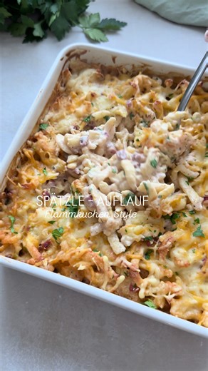 Spätzle-Auflauf im Flammkuchen-Style 🧀 Cremig, herzhaft und typische Flammkuchen-Aromen – nur als Auflauf. Speichern nicht vergessen 🤍 Zutaten für 2 - 3 Portionen: 500 g Spätzle (Kühlregal) 75 g magere Schinkenwürfel ca. 30 g Frühlingszwiebeln (3–4 Stück) 250 ml Sahne (7 %) 200 g Crème fraîche leicht Kräuter Salz, Pfeffer, Paprikapulver 100 g geriebener Käse Zubereitung: Spätzle in eine Auflaufform geben. Schinkenwürfel und Frühlingszwiebeln unterheben. Sahne und Crème fraîche verrühren und mi