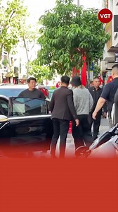 Daesung đến VN làm điều sốc, lộ lý do trở lại Chi tiết: https://s.vgt.tv/yJWZ Trở lại sau 10 tháng, sức hút của Daesung với fan Việt vẫn như ngày nào thậm chí còn hơn thế. Anh được cả “rừng” người đón tại sân bay - điều mà không phải nghệ sĩ nào cũng có. Sau bao ngày chờ đợi, cuối cùng các V.I.P Việt đã được thấy Daesung đặt chân đến sân bay Tân Sơn Nhất vào trưa 2/5. Dù hạ cánh sau chuyến bay dài nhưng "quý bà Smell" vẫn giữ được nguồn năng lượng dồi dào, thấy rõ qua từng bước đi. Anh đeo khẩu 