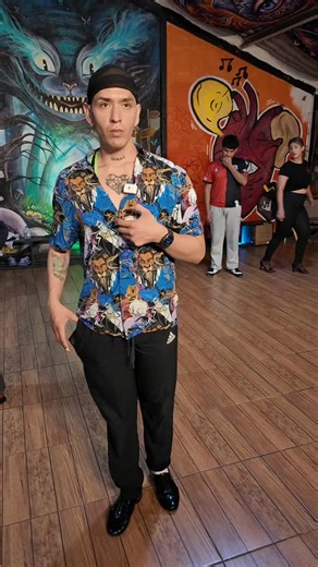 > Bailar salsa y mambo en tiempo 2 🕺🔥 y bailar salsa y mambo en tiempo 1 💃✨ ¿Cuál es mejor? En realidad, ambos se disfrutan de formas distintas, pero con la misma pasión. En este video te comparto una estrategia que utilizo con mis alumnos para que comprendan las diferencias y las similitudes entre estos dos tiempos de la salsa y el mambo. Lo importante no es el tiempo… sino el sabor con el que bailas. ❤️‍🔥 Hashtags: #SalsaOn1 #SalsaOn2 #MamboFusion #MamboOn2 #SalsaYMambo #SalsaMambo #TheLat