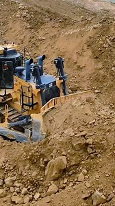 82K views · 1K reactions |  Heavyweight Moves: Cat D10T Doing Its Thing! ⚡ #fblifestyle | Earthmover Legends | Facebook