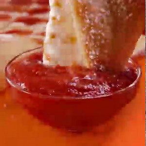 3.6K views · 293 reactions | ¡Come la Pizza. Ve la Película!  Prueba la NUEVA Hot-N-Ready BATMAN PIZZA Gigante con 8 porciones de pepperoni y orilla en forma de calzone relleno de queso mozzarella y un toque de mantequilla de ajo con parmesano. A sólo $6.25  . . . #LittleCaesarsSV #PizzaPizza #Pizza #Siemprelista #HotNReady | Little Caesars El Salvador | Facebook