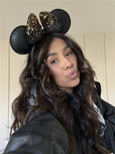 It’s going to be a magical day 🖤🏰🥨✨ #disneyworld #disneyoutfits #ootd #disneyworldorlando #chicoutfits