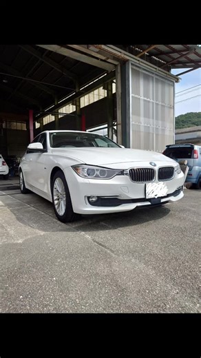 清自動車 on Instagram: "BMW 320d（F30） バッテリー交換の様子です。 今回はお客様のご要望に合わせ、コストパフォーマンスの高い社外バッテリーにて交換対応させていただきました。 バッテリーは定期的な交換がとても大切です。 「最近エンジンのかかりが弱いな」と思ったら早めの交換をおすすめします。 #BMW#BMW320d#F30#輸入車#外車#バッテリー交換#社外バッテリー#点検#整備 #徳島#清自動車#イエローモンキー#パール"