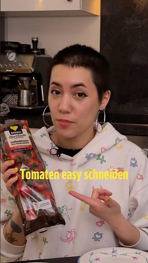 Quickly slice tomatoes 🍅 Easy kitchen hack