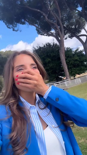 Eleonora Goldoni on Instagram: "Vivere e condividere, ciò che si pensa, si impara, si comprende, ciò per cui ci si emoziona e che ci fa cambiare, sta qui la forza comunicativa dei social. Non è semplice parlare di sé, perché ci sono tratti del nostro vissuto molto intimi e significativi. Però mi sono promessa una cosa: utilizzare questo strumento per raccontare della mia vita, dei momenti belli e di quelli bui, che ce ne sono stati tanti e tutti estremamente importanti. Chissà che quello che pub