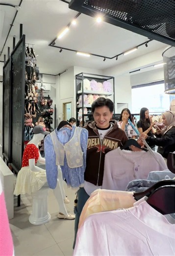 Siapa nih yang belum mampir di tunggu sini yaa @deliwafastore.jakarta @Deliwafastore Alamat : Jl. Panglima Polim No.1, RT.11/RW.7, Kramat Pela, Jakarta Selatan