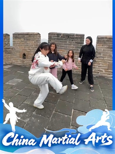 Stunning to watch! A 14-year-old girl performs a traditional style of Chinese boxing on the Great Wall, her movements flowing like water yet powerful and precise—drawing crowds of onlookers who stop to watch in amazement. Cr: 莆田黄岩武术 #ChineseMartialArts #KungFu #MartialArtsLegacy #Wushu #TraditionalKungfu #MartialArts #fyp