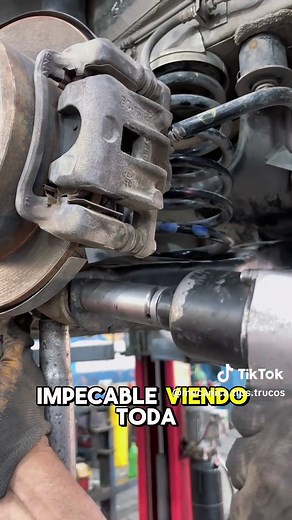Cómo cambiar el resorte de la suspensión trasera de un auto ⚠️🔧 (y el error peligroso que debes evitar). Si tu coche hace ruidos en los baches y necesitas reparar la suspensión, este tutorial de mecánica automotriz es para ti. Te muestro paso a paso cómo instalar el muelle en el brazo de control. Comprimir un resorte tiene su riesgo y guarda mucha tensión; por eso usamos un gato de tubo para subir la horquilla de forma controlada y asegurar que las bases de goma asienten perfecto antes de recib