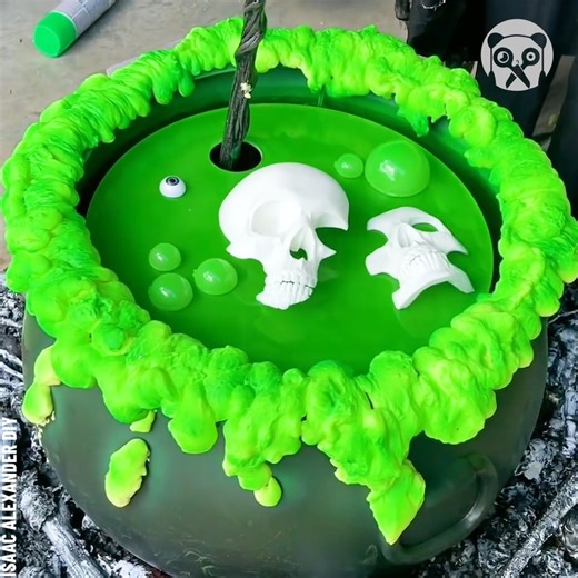Making an animated witch with cauldron decoration Partner: Isaac Alexander DIY FB: https://www.facebook.com/IsaacAlexanderDIY/ YT: https://www.youtube.com/c/IsaacAlexanderDIY | Bored Panda Art
