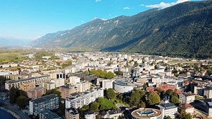 Luftaufnahme von Martigny mit kontrastierenden Strukturen: Stockvideos & Filmmaterial (100 % lizenzfrei) 3916533205 | Shutterstock