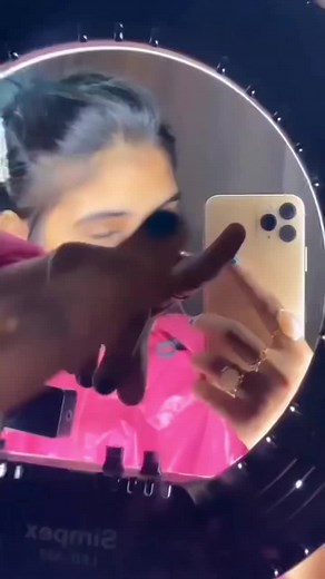 Aish Sings: Capturing Reflections in Style