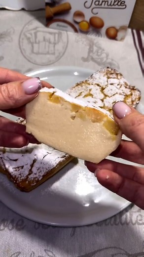 ЕДА как искусство✨️РЕЦЕПТЫ для гурманов on Instagram: "ЯБЛОЧНЫЙ А ЛЯ ЧИЗКЕЙК Десерт без глютена 300 гр яблочного пюре из банки 300 гр греческого йогурта 3 яйца 50 гр кукурузного крахмала 1 яблоко (можно увеличить до 2-х) ваниль Смешайте йогурт, пюре, яйца, крахмал и ваниль. Добавьте очищенное от кожуры и нарезанное на кубики яблоко. Ещё раз перемешайте и перелейте в форму для запекания. Поставьте в разогретую до 180° духовку и выпекайте 50-60 минут. Хорошо остудите и подавайте! *можете разнообра