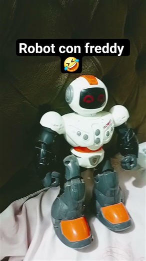 bueno no estaba aquí para este video solo estaba mi mano pero bueno así es robot cuando está noche