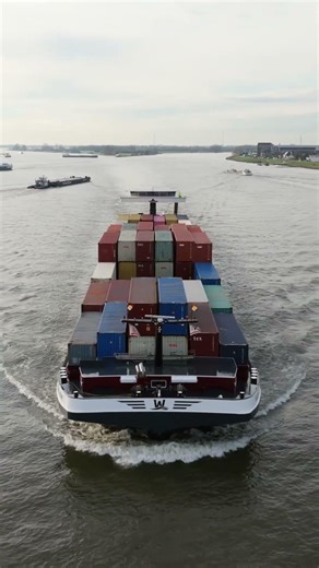 Containerschip Sailing-Home vaart langs Hardinxveld-Giessendam