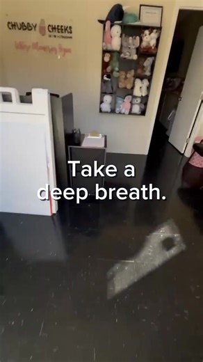 We designed our studio to feel like home — not a clinic. Soft lighting, cozy seating, and smiles that greet you before you even check in. 🩷 From your first step inside to that heart-melting moment you see your baby's little face, our space is all about comfort, connection, and care. Here's what your visit looks like: 👣 Walk in, take a deep breath, and relax — you're in good hands. 📸 Enjoy your private ultrasound room (yes, the big comfy couch is for you and your loved ones). 🎥 Watch your bab