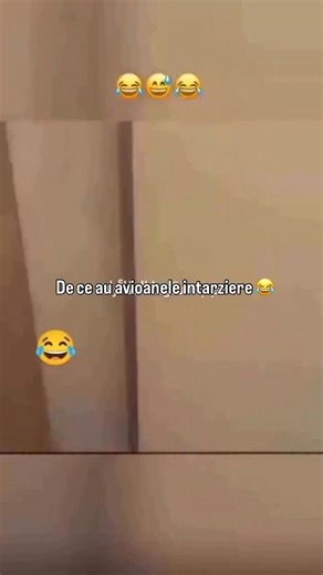 Random clicks on Instagram: "台灣利用压电瓷砖将脚步转化为电能。这些瓷砖捕捉来自你脚步的动能。当你行走时,你的重量和动作会对瓷砖产生压力。瓷砖会轻微弯曲,从而产生机械应力。瓷砖内部的压电材料将这种应力转化为电能。每一步都会产生少量电荷,而数百万步结合在一起就能产生足够的电力来驱动LED灯,数字显示屏和传感器。在像涩谷车站这样繁忙的地方,每天大约有240万个脚步为这一系统作出贡献。这些电能可以被储存或立即使用,从而减少对传统电力来源的依赖,并支持可持续的城市基础设施。这种方法将日常运转化为实用的可再生能源#台灣 #fyp #走光"