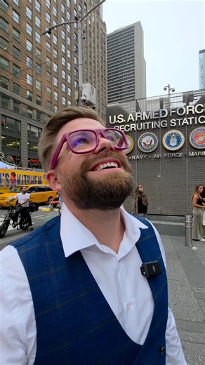 Wojtek Kaczmarczyk on Instagram: "Reklama na Time Square to koszt średnio od $5,000 💲(mniejsze, mniej widoczne ekrany led) do $50,000+ 💰 za jednodniową emisję! Dzięki zaangażowanej społeczności Do Roboty📈, oraz ciężkiej nieprzerywanej pracy od ponad 2700 dni nad kanałem YouTube 🗓️ nazwa mojego kanału była wyświetlana na ledowym banerze giełdy @nasdaq To nasz wspólny przeogromny sukces! #timesquare #doroboty #inspiracja #motywacja #działanie #newyork #edukacja"