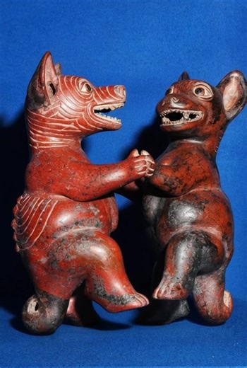 Perritos Baladores de Colima (Perritos Colimotes) Comala Colima Museo de las Culturas de Occidente “María Ahumada de Gómez” en la ciudad de Colima. La representación de los perritos colimotes nos sugiere que están bailando alegremente, sin embargo, de acuerdo a investigaciones, lo que simbolizan es “la transmisión de conocimientos y sabiduría de un perro viejo a un joven”. Dice la historia que los tlalchichis, eran “animalitos bajitos, redonduelos y muy buenos de comer”, se conoce que los españo