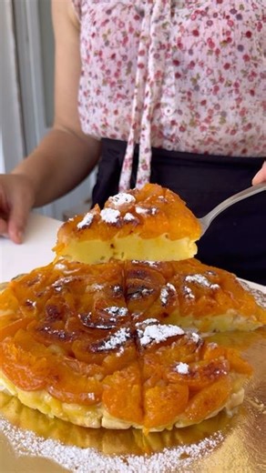 Ewa Szczesna on Instagram: "Ciasto z owocami z patelni. 500-600 g świeżych owoców ( śliwki, brzoskwinie, morele, czereśnie) łyżeczka masła 1 łyżka cukru. Ciasto na patelnię 25 cm 3-4 jajka 70 g cukru, 4 łyżki mąki pszennej 80 g jogurtu lub mleka, pół łyżeczki proszku do pieczenia, łyżka miękkiego masła lub oleju, wanilia, Pieczemy Ok 15-20 min na jednej stronie i 3-5 min na drugiej na malutkim ogniu. #ciasto #ciastozpatelni #deser #apricots #przepis #przepisy #jedzenie #gotowanie #kuchniapolska