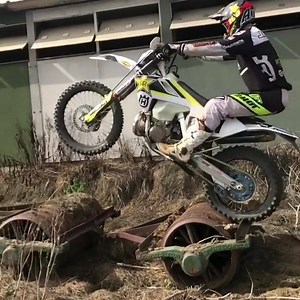 There’s only one Graham Jarvis ✌🏼 Hands up if you can turn your Enduro bike into a trials bike? #jarvisstyle #enduro | ENDURO.LIVE