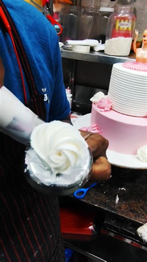 Cake and flower decoration ideas cake designs #shortvideo #viralvideo #trendingshorts #subscribe