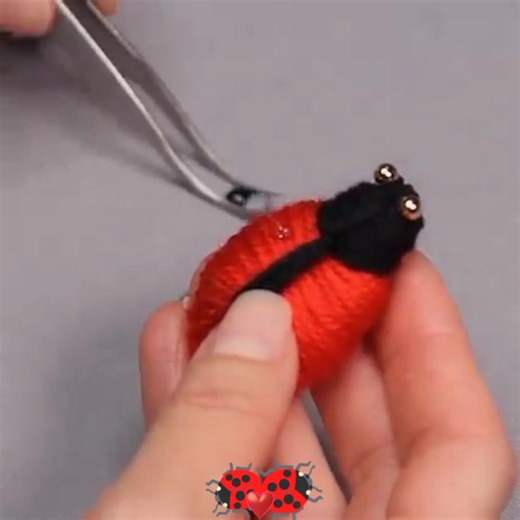 Making a ladybug 🐞 🐞 🐞 🐞 😍😍👍👍🌺🌺🌺