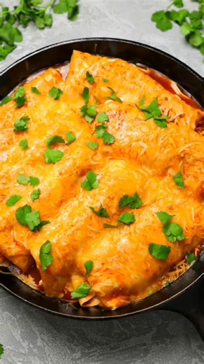 Comment ‘recipe’ and I’ll DM it to you! 💌 Ground Beef Smothered Burritos 🌮🎉🧀 are Mexican comfort food that are loaded with seasoned ground beef, refried beans, rice, and smothered with sauce and CHEESE! Easy and they taste BETTER than from a restaurant! Make-ahead tips are provided and these burritos are freezer-friendly too and there’s nothing better than a freezer stash for busy weeknights. https://www.averiecooks.com/loaded-smothered-beef-burritos/ | Averie Cooks