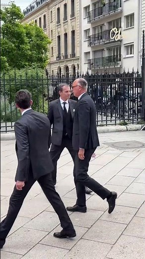 Édouard Philippe arrive aux obsèques de Bernadette Chirac 🕊️ Édouard Philippe est arrivé à
