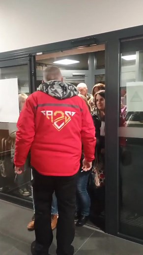 Près de 600 personnes au Quartz de Saint-Chély pour Anne Roumanoff. Déjà une heure avant le spectacle, la file était longue devant la salle de spectacle. En haute Lozère, on aime l'humour. Vidéo de l'ouverture des portes signée Stéphane Ratinaud | Lozère Nouvelle L'info Lozerienne