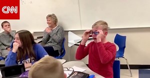 صبي يرى الألوان لأول مرة.. هكذا كانت ردة فعله