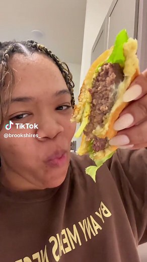 How to Airfry a Juicy Burger in 20 Minutes