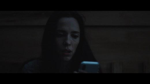 Comment réagiriez-vous dans cette situation ? 😱😱 Déchirée par la mort brutale de son mari, Beth fait face à d'inexplicables cauchemars et une présence insaisissable semble l’appeler... Préparez-vous à trembler devant LA PROIE D’UNE OMBRE, le 15 septembre au cinéma ! | AlloCiné