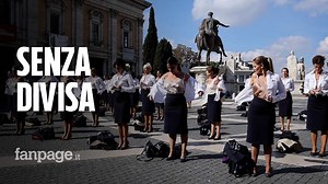 Rimaste senza niente, senza lavoro né prospettive, le hostess Alitalia hanno deciso di spogliarsi di tutto. Continuano le proteste del personale rimasto a terra dopo la nascita della nuova azienda di stato Ita. Una trentina, in tutto, si sono radunate in piazza e hanno dato inizio al flashmob: https://fanpa.ge/lp5wA | Roma Fanpage.it