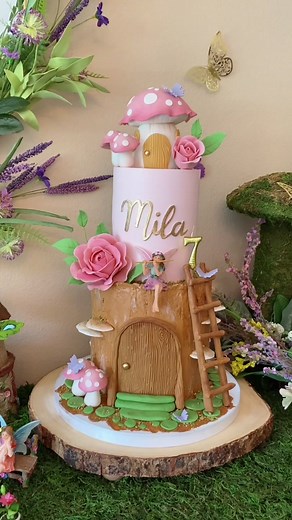 Fairy garden cake! 🧚🏻‍♀️🍄✨ #gardenfairy #gardenfairycake #fairycake #fairytalebirthday #gardencake #girlybirthday #beautifulcakes #amazingcakes